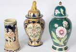 Três peças diversas, sendo: dois potiches de po... - Três peças diversas, sendo: dois potiches de porcelana policromada, um portugues e outro sem marca (lascado na tampa); e caneca de cerveja alemã...