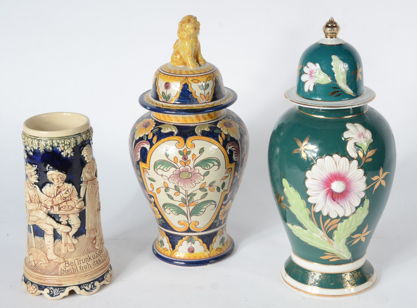 Três peças diversas, sendo: dois potiches de porcelana policromada... - foto 1 de 8