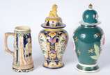Três peças diversas, sendo: dois potiches de po... - Três peças diversas, sendo: dois potiches de porcelana policromada, um portugues e outro sem marca (lascado na tampa); e caneca de cerveja alemã...