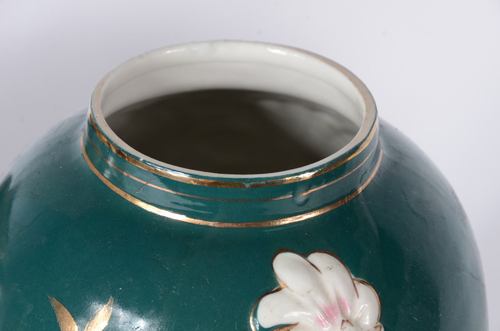 Três peças diversas, sendo: dois potiches de porcelana policromada... - foto 3 de 8