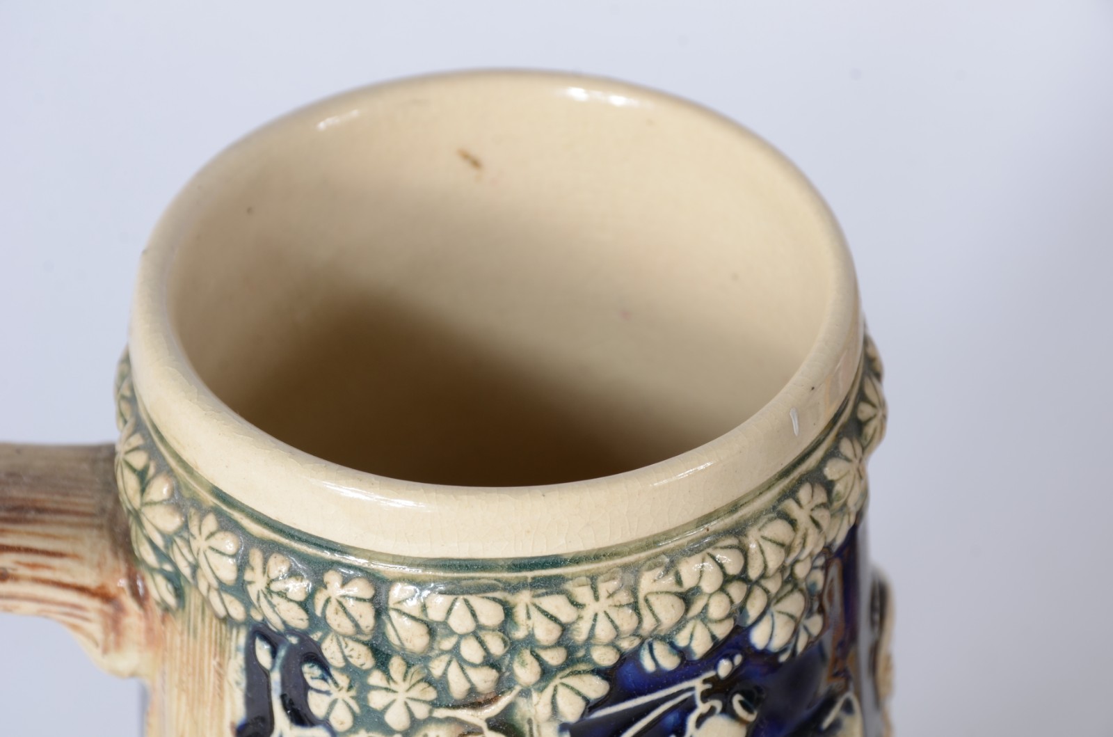Três peças diversas, sendo: dois potiches de porcelana policromada... - foto 4 de 8