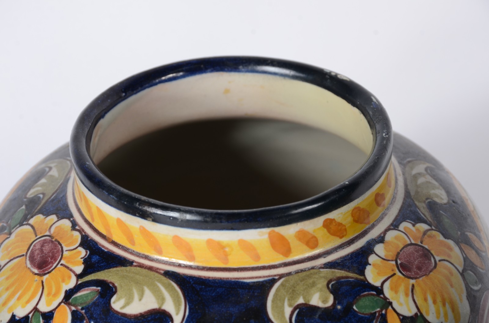 Três peças diversas, sendo: dois potiches de porcelana policromada... - foto 5 de 8