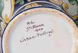 Três peças diversas, sendo: dois potiches de po... - Três peças diversas, sendo: dois potiches de porcelana policromada, um portugues e outro sem marca (lascado na tampa); e caneca de cerveja alemã...