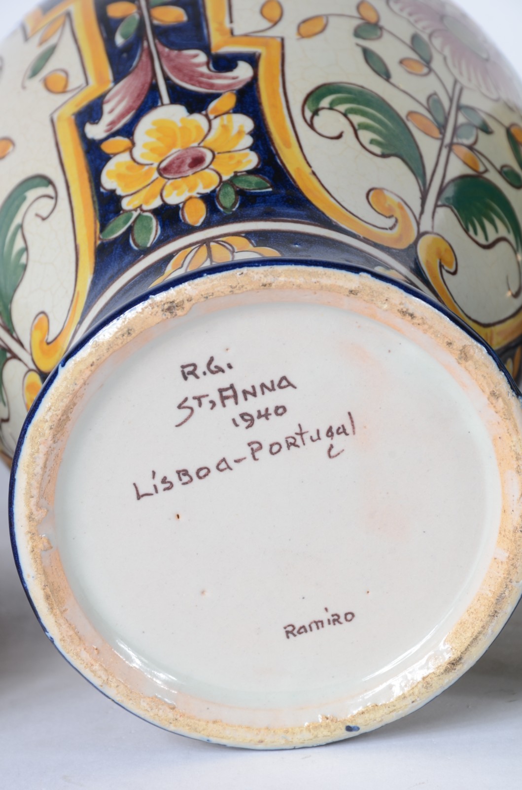 Três peças diversas, sendo: dois potiches de porcelana policromada... - foto 6 de 8
