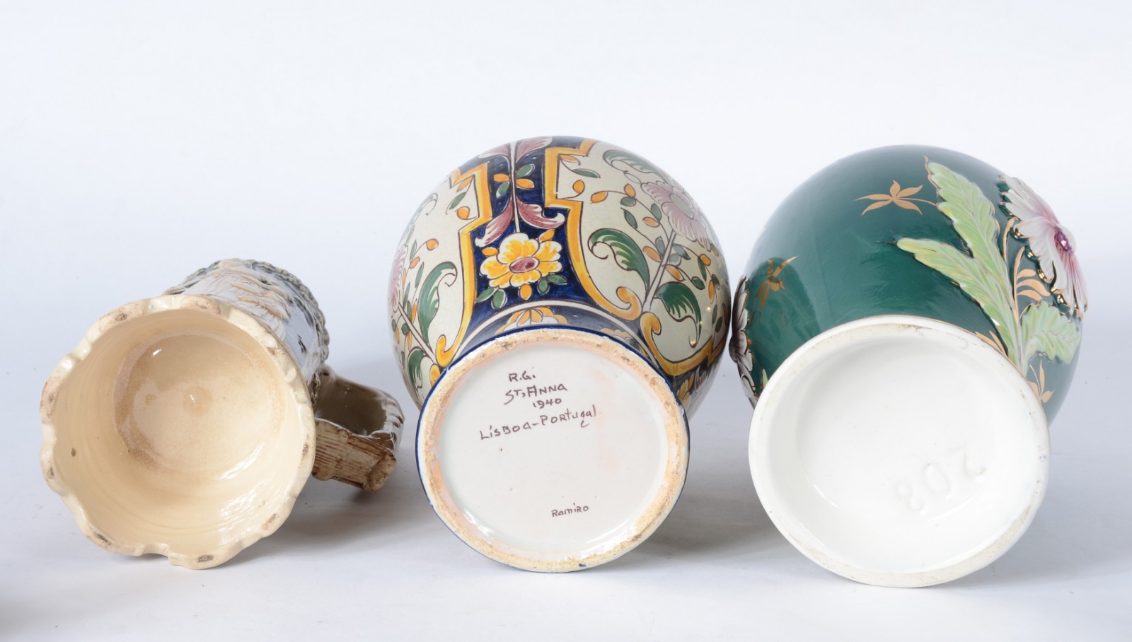 Três peças diversas, sendo: dois potiches de porcelana policromada... - foto 7 de 8
