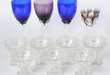 Diversos copos, sendo: 7 copos de vidro anos 50... - Diversos copos, sendo: 7 copos de vidro anos 50; 3 taças altas para vinho nas cores azul e lilás; e, uma taça para vinho de cristal tcheco Moser...