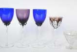 Diversos copos, sendo: 7 copos de vidro anos 50... - Diversos copos, sendo: 7 copos de vidro anos 50; 3 taças altas para vinho nas cores azul e lilás; e, uma taça para vinho de cristal tcheco Moser...