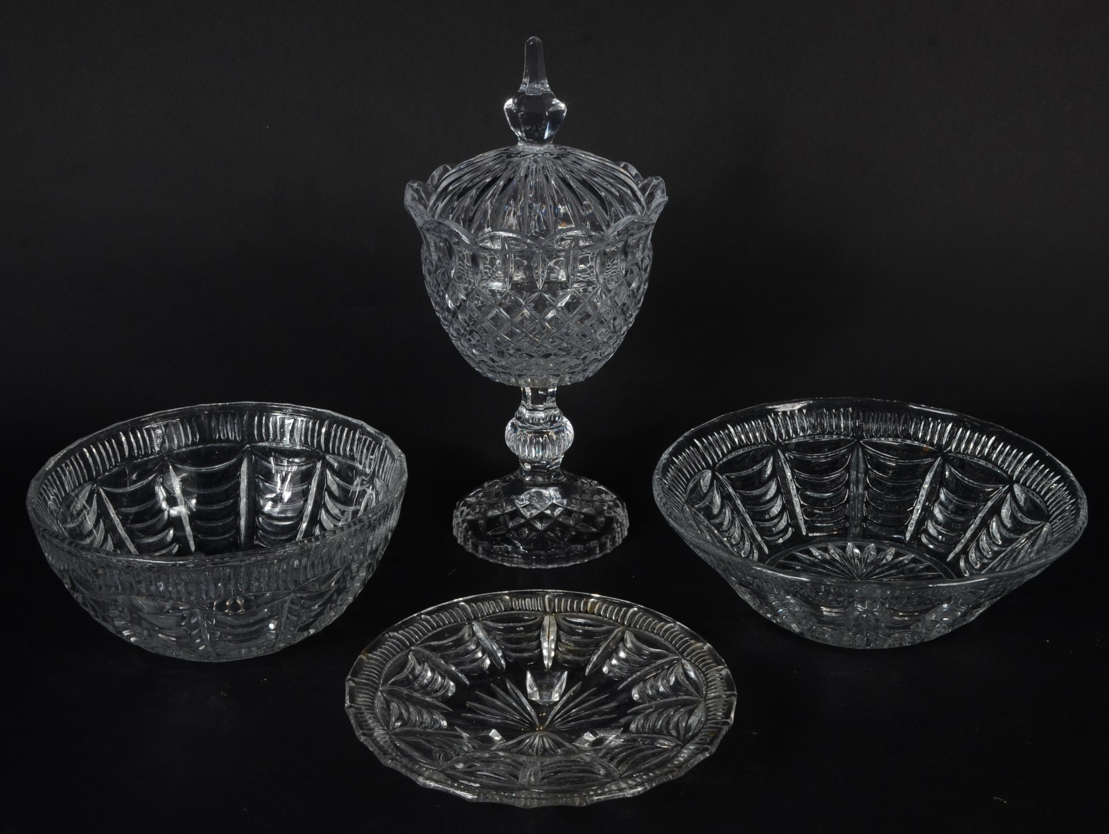 Quatro peças diversas de vidro e cristal lapidado, sendo: 2 bowls... - foto 1 de 6