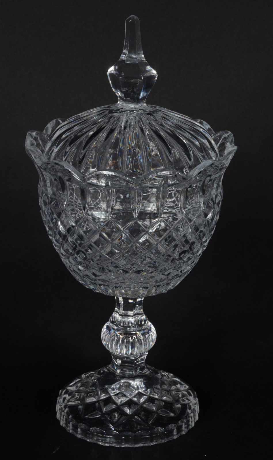 Quatro peças diversas de vidro e cristal lapidado, sendo: 2 bowls... - foto 2 de 6