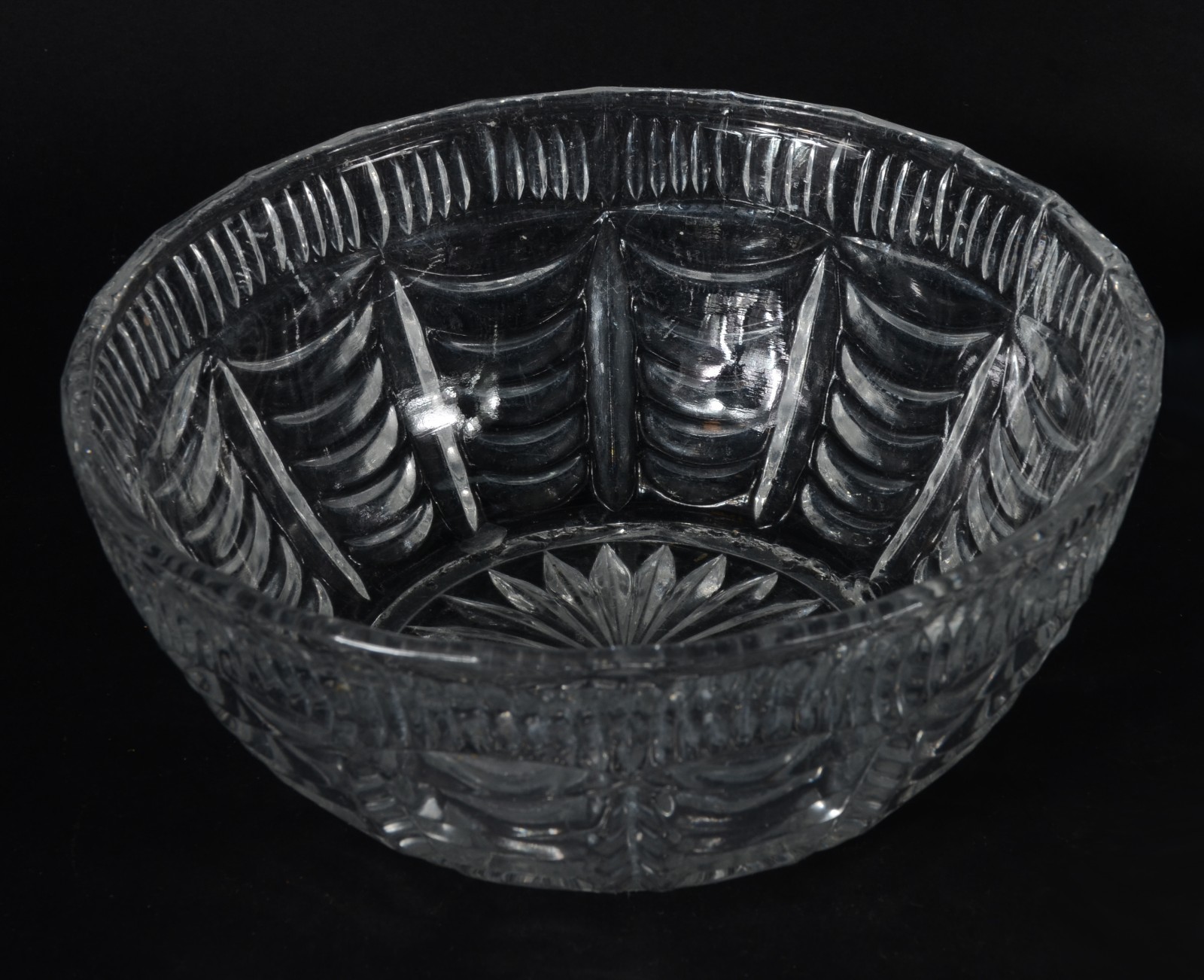 Quatro peças diversas de vidro e cristal lapidado, sendo: 2 bowls... - foto 3 de 6