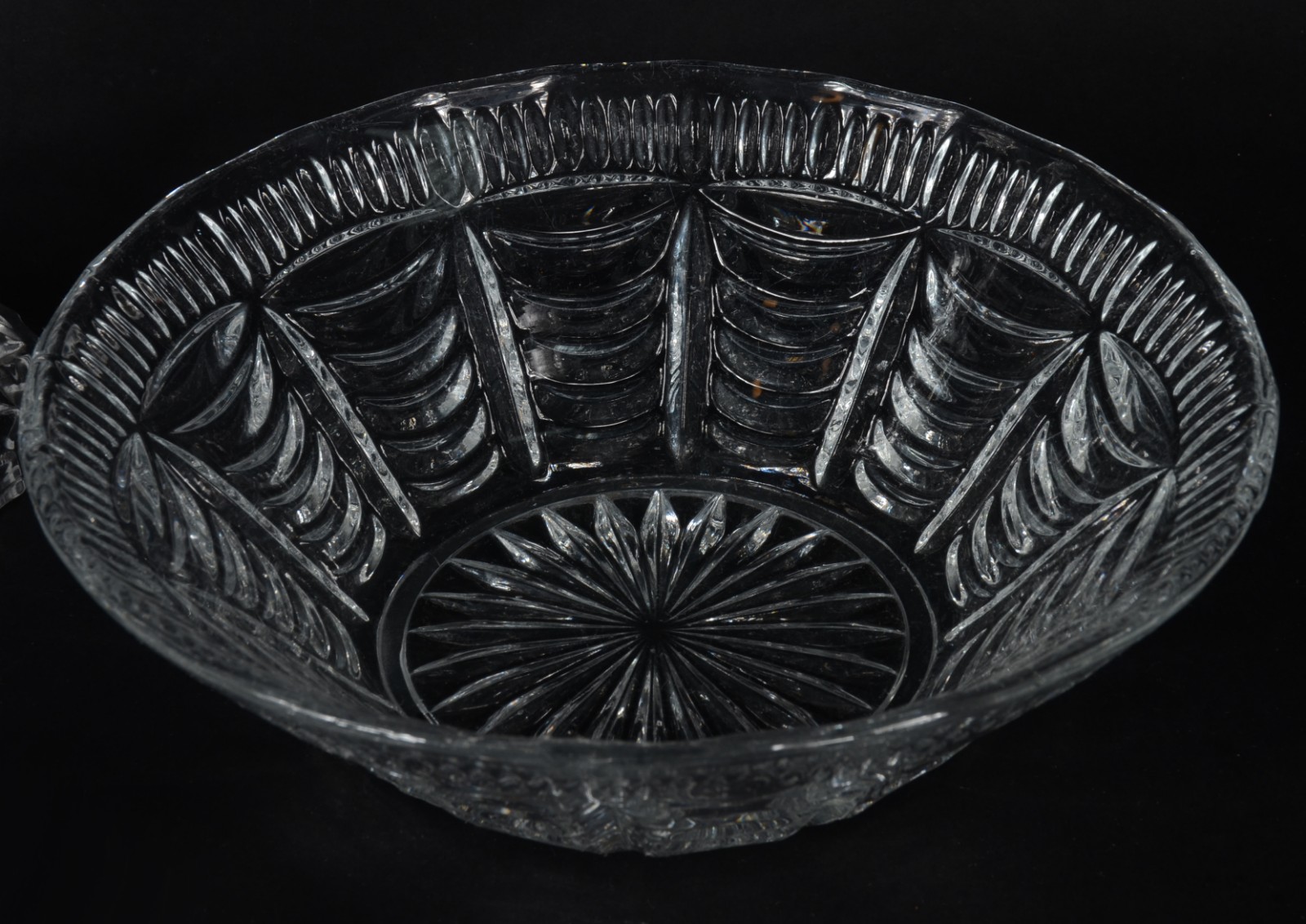 Quatro peças diversas de vidro e cristal lapidado, sendo: 2 bowls... - foto 5 de 6