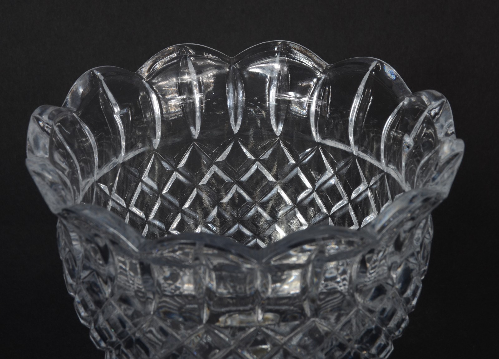 Quatro peças diversas de vidro e cristal lapidado, sendo: 2 bowls... - foto 6 de 6