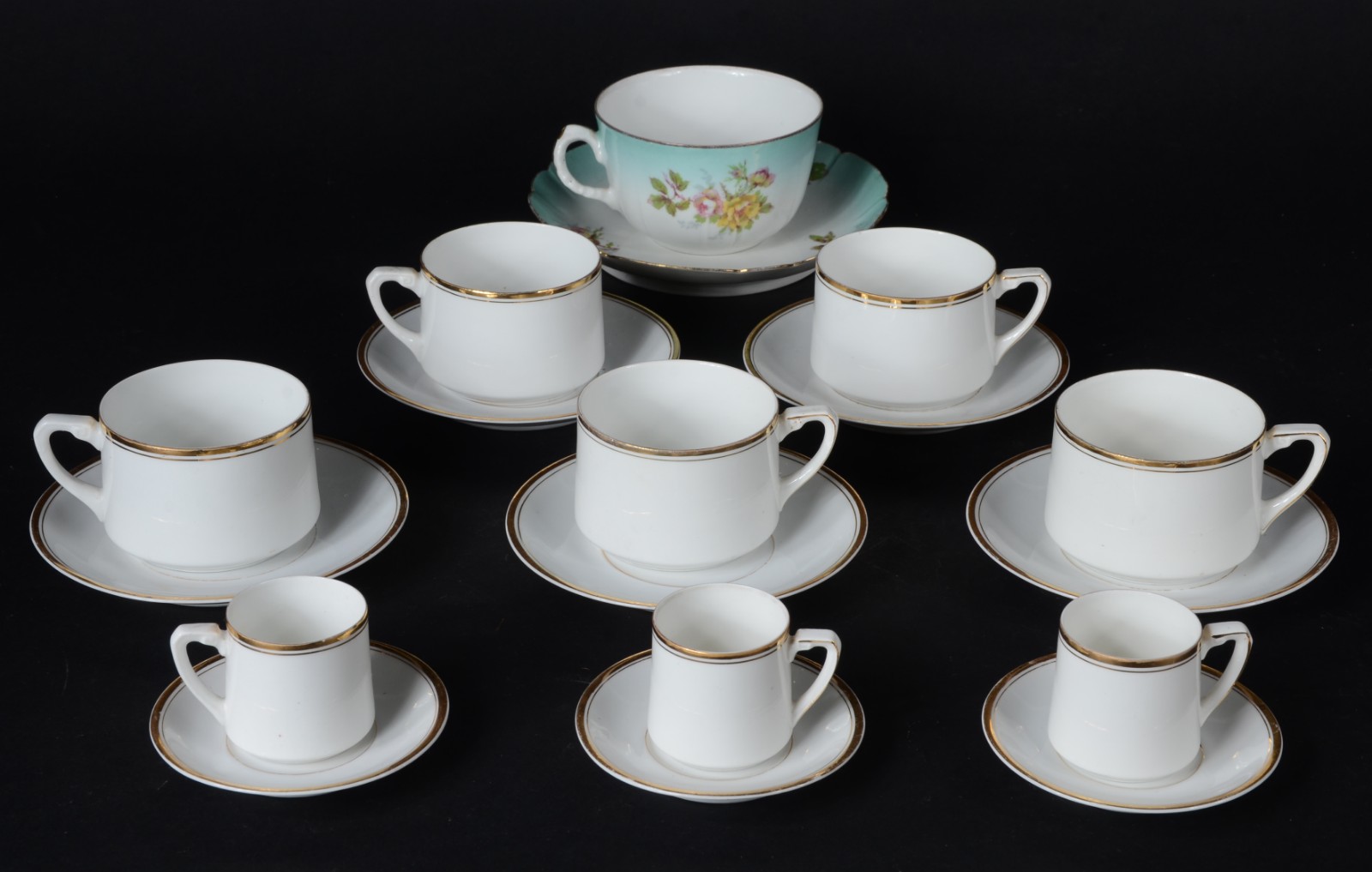 Diversas peças, sendo: 5 xícaras de chá com pires, 3 xícaras de café... - foto 1 de 7