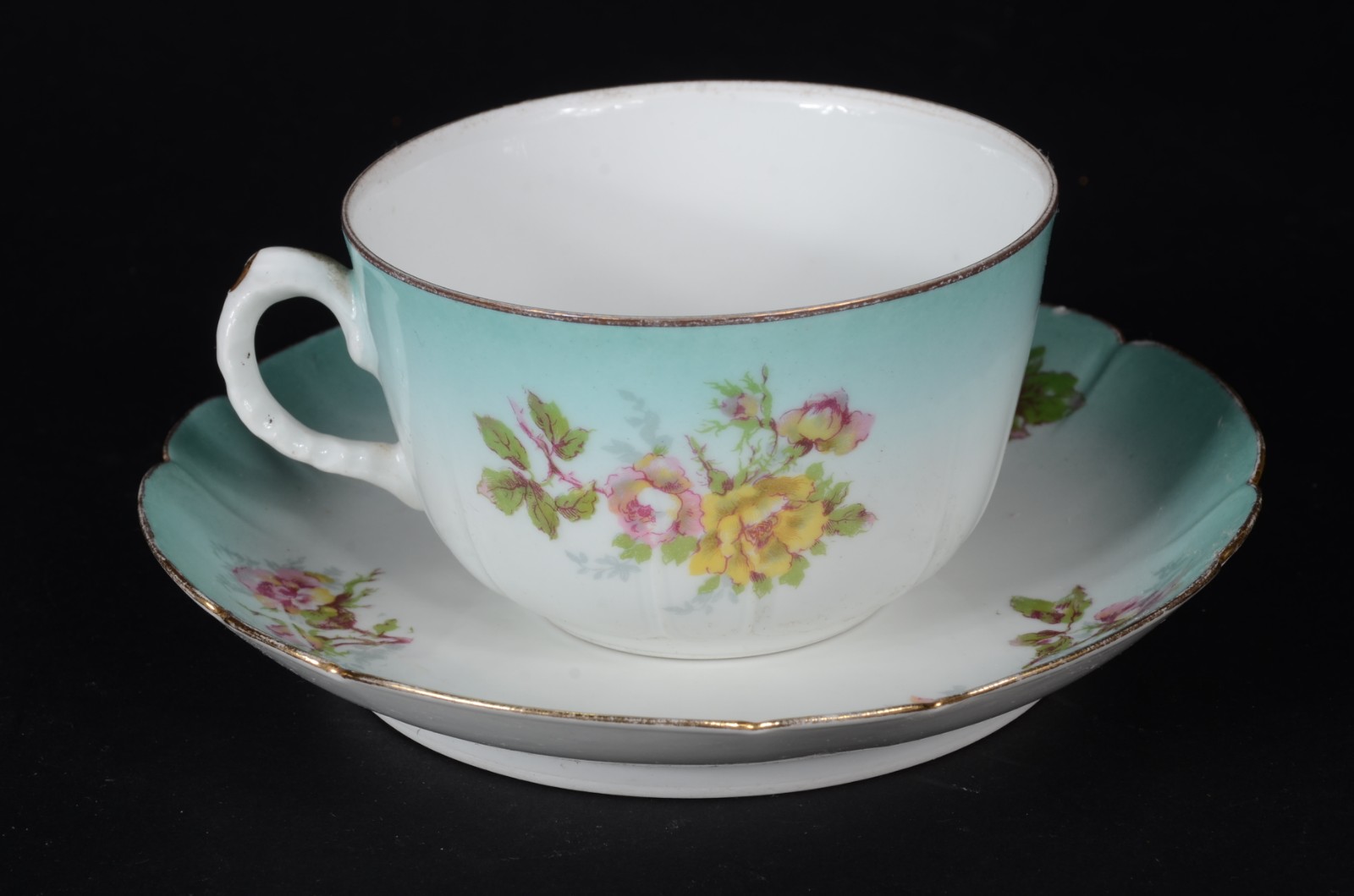 Diversas peças, sendo: 5 xícaras de chá com pires, 3 xícaras de café... - foto 2 de 7