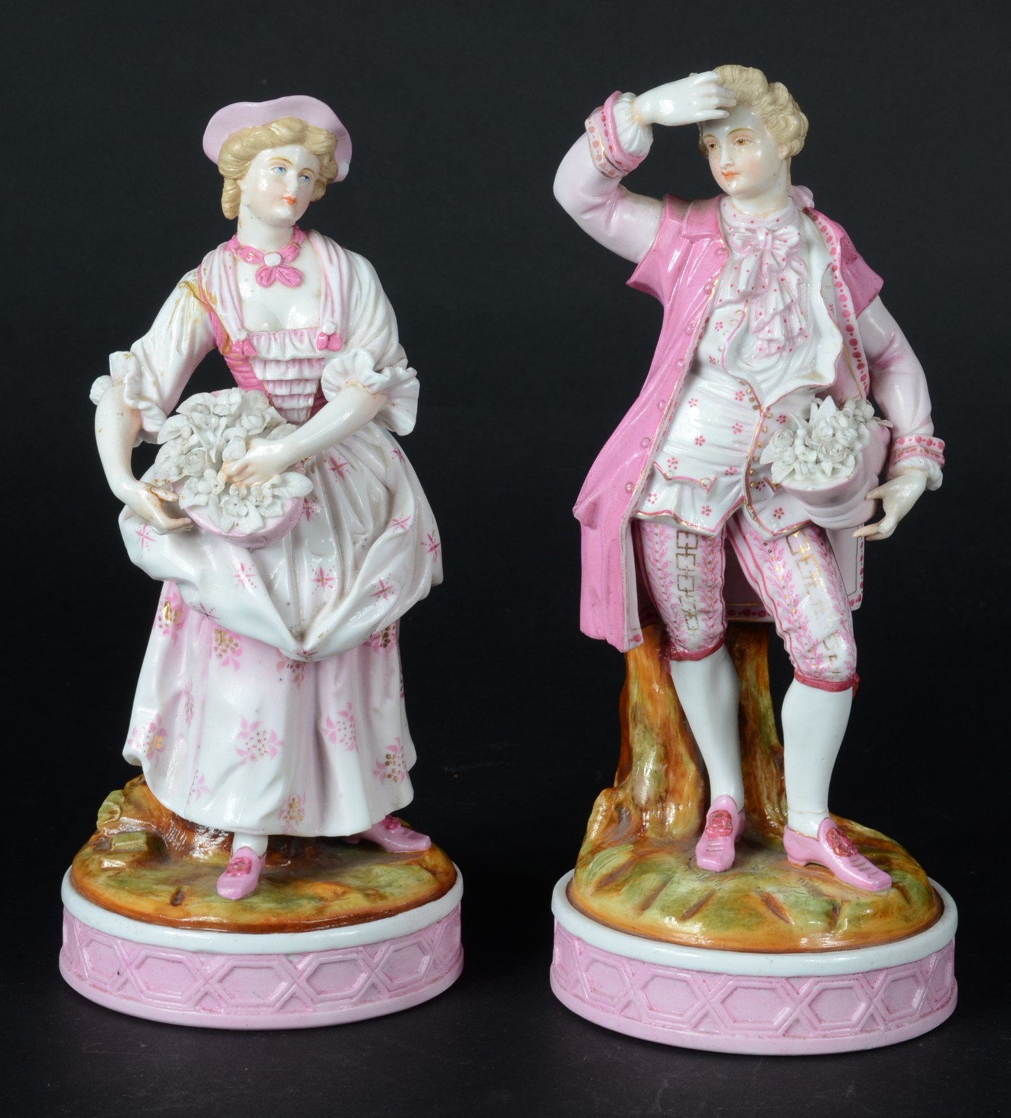 Par de esculturas de porcelana representando casal de nobres... - foto 1 de 9