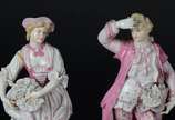 Par de esculturas de porcelana representando ca... - Par de esculturas de porcelana representando casal de nobres. Quebrados e colados.