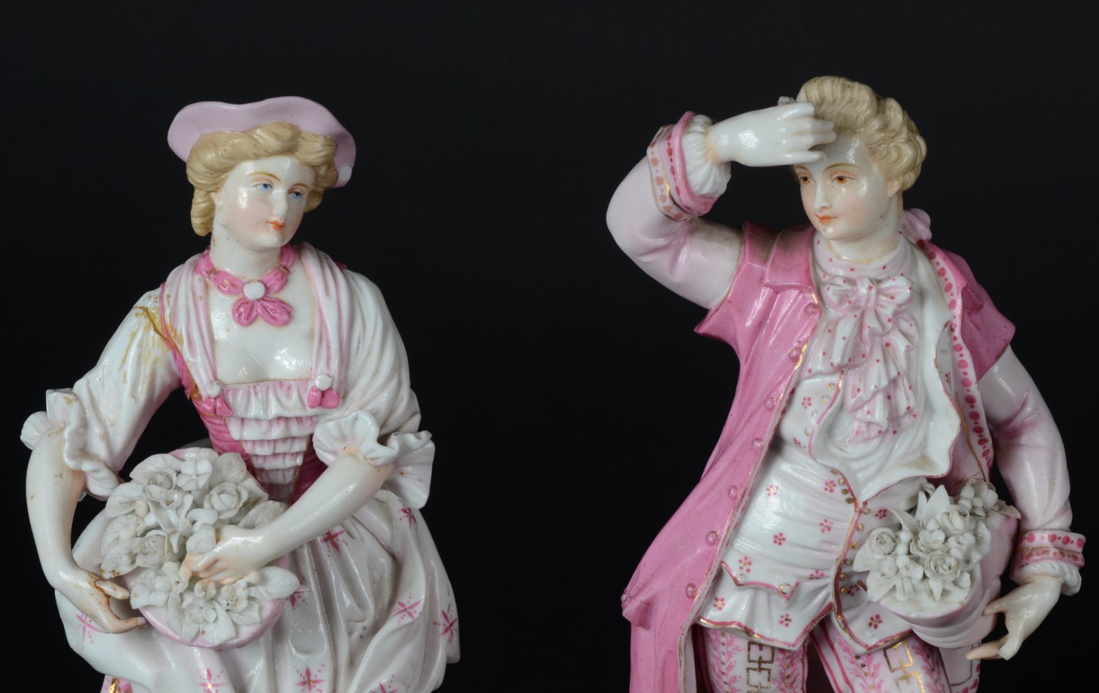 Par de esculturas de porcelana representando casal de nobres... - foto 2 de 9