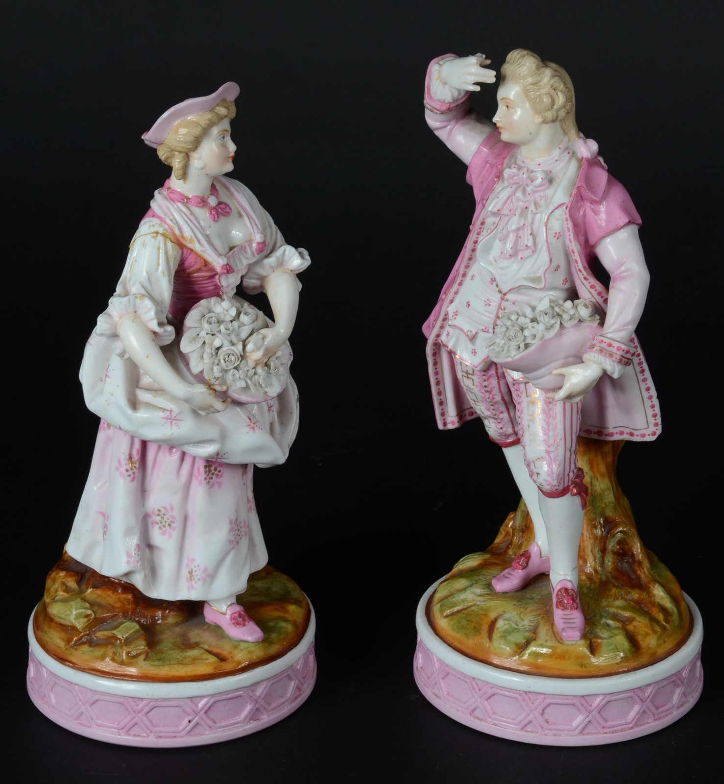 Par de esculturas de porcelana representando casal de nobres... - foto 3 de 9