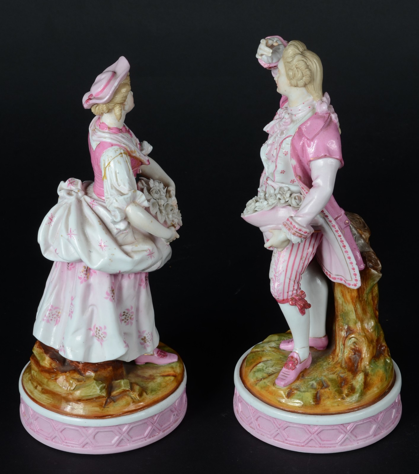 Par de esculturas de porcelana representando casal de nobres... - foto 4 de 9