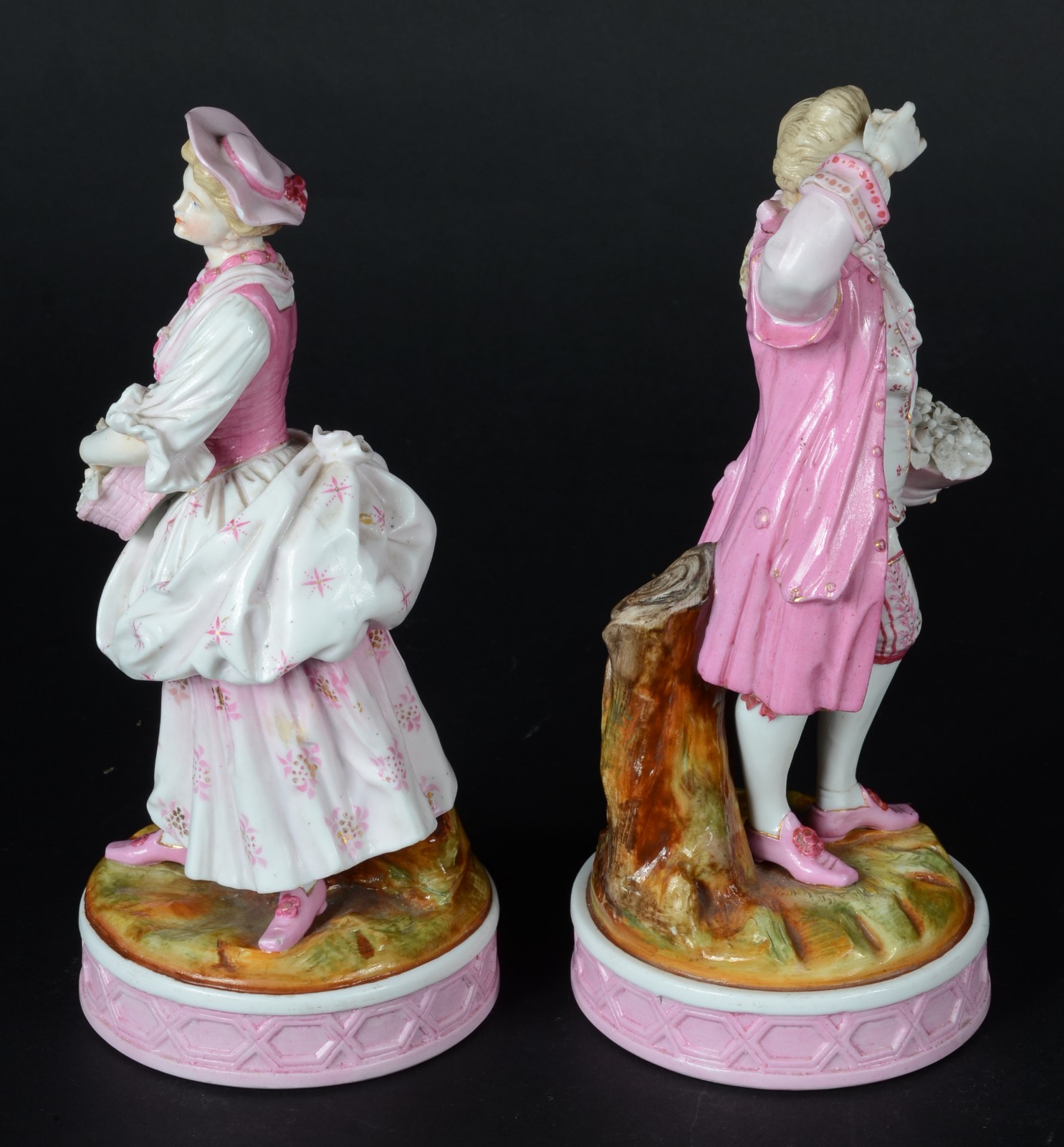 Par de esculturas de porcelana representando casal de nobres... - foto 5 de 9