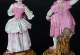Par de esculturas de porcelana representando ca... - Par de esculturas de porcelana representando casal de nobres. Quebrados e colados.