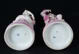 Par de esculturas de porcelana representando ca... - Par de esculturas de porcelana representando casal de nobres. Quebrados e colados.