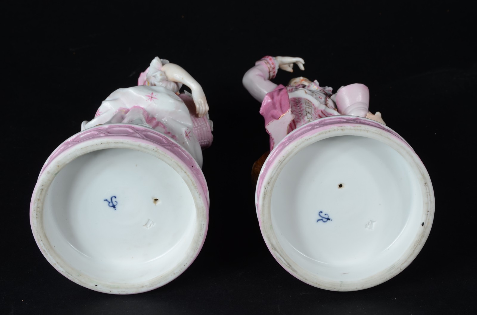Par de esculturas de porcelana representando casal de nobres... - foto 7 de 9