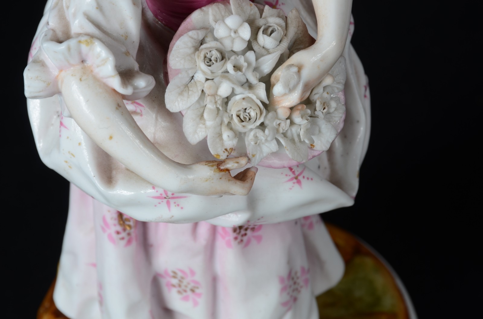 Par de esculturas de porcelana representando casal de nobres... - foto 8 de 9
