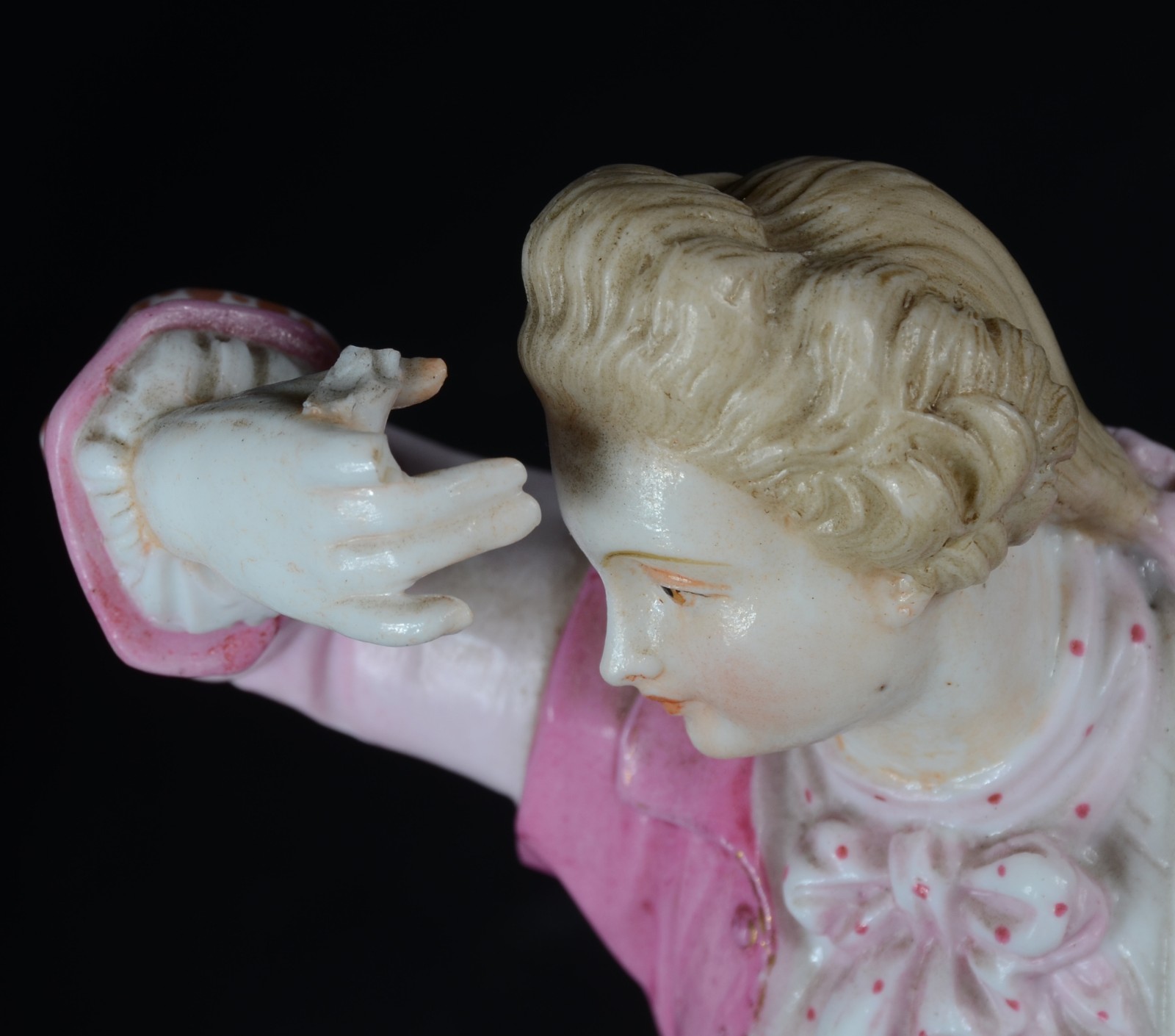 Par de esculturas de porcelana representando casal de nobres... - foto 9 de 9