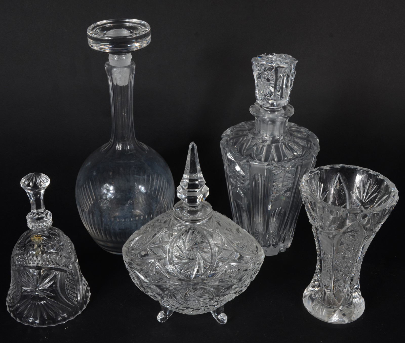 Cinco peças diversas de cristal, sendo: 2 garrafas, bomboniere; vaso... - foto 1 de 5