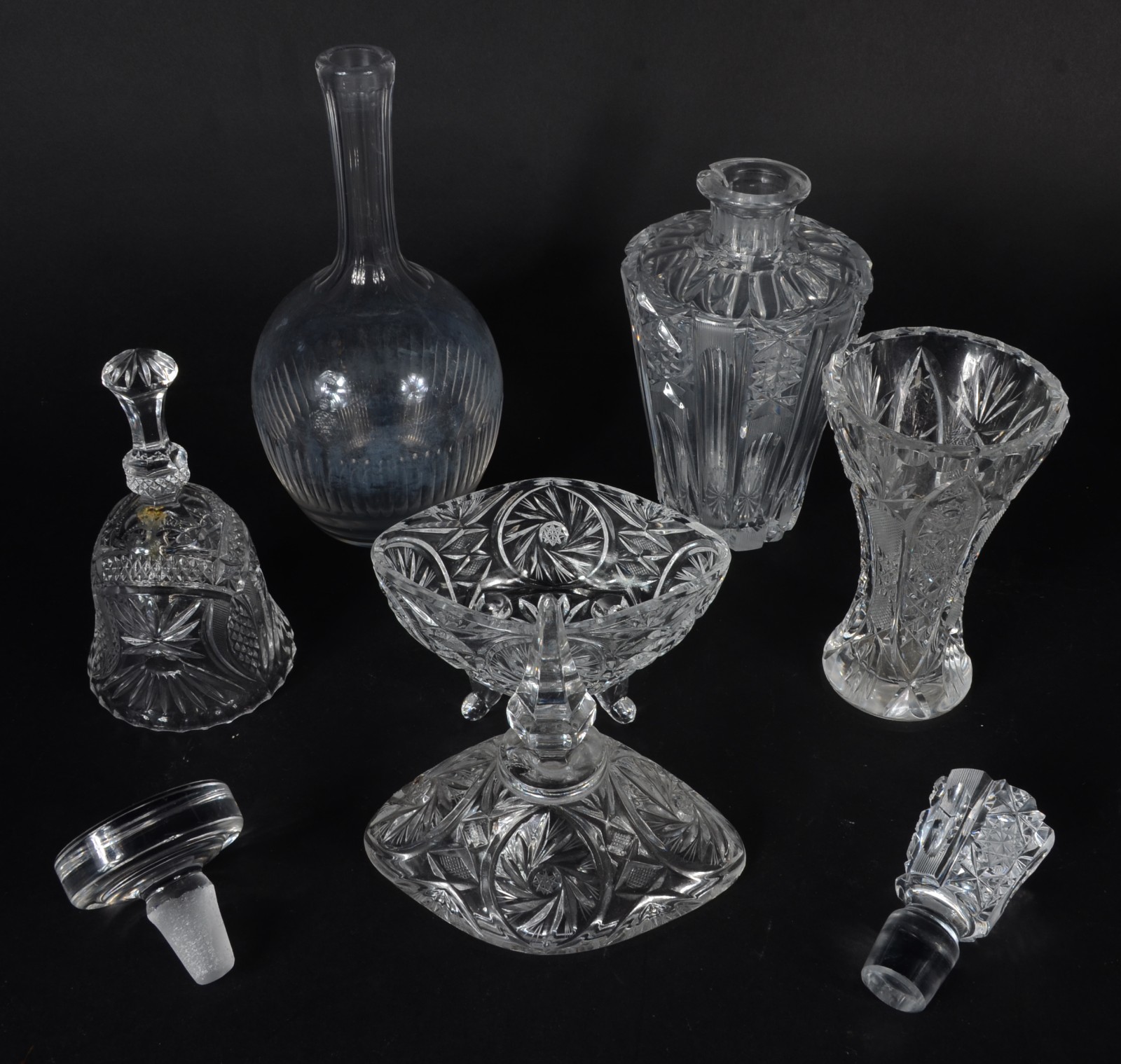 Cinco peças diversas de cristal, sendo: 2 garrafas, bomboniere; vaso... - foto 2 de 5