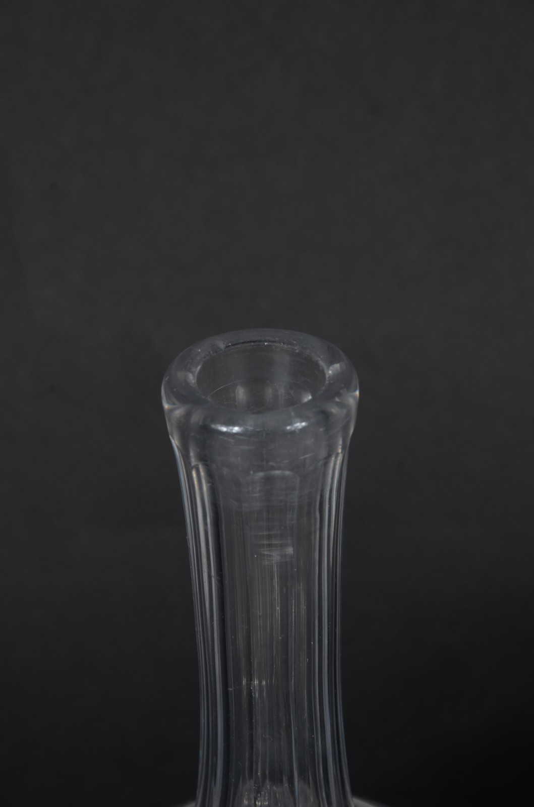 Cinco peças diversas de cristal, sendo: 2 garrafas, bomboniere; vaso... - foto 3 de 5