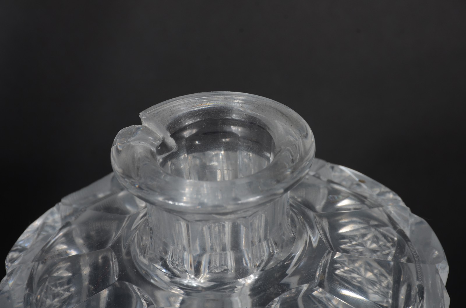 Cinco peças diversas de cristal, sendo: 2 garrafas, bomboniere; vaso... - foto 4 de 5