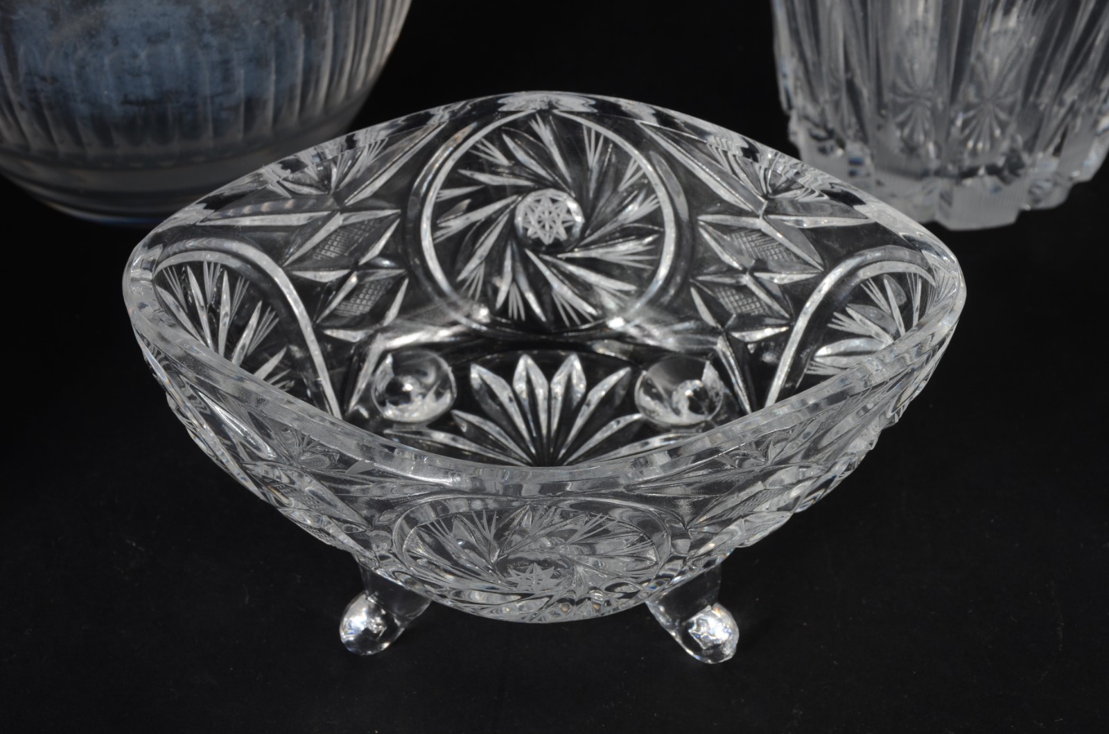 Cinco peças diversas de cristal, sendo: 2 garrafas, bomboniere; vaso... - foto 5 de 5