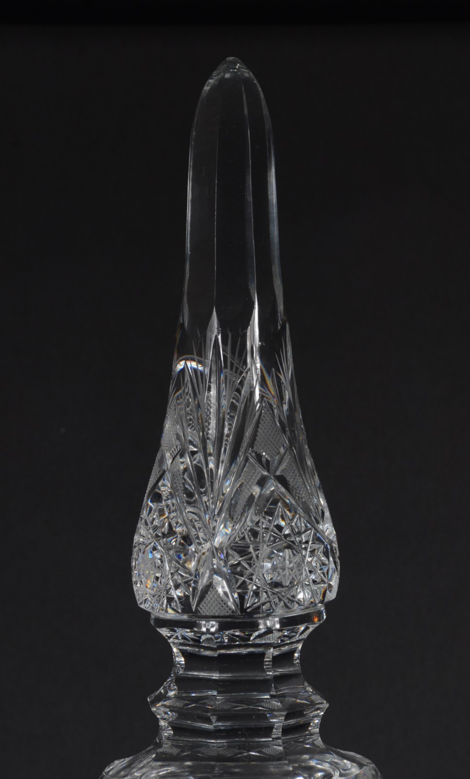 Grande garrafa de cristal lapidada. Borda e tampa lascada, e mofo. - foto 4 de 8