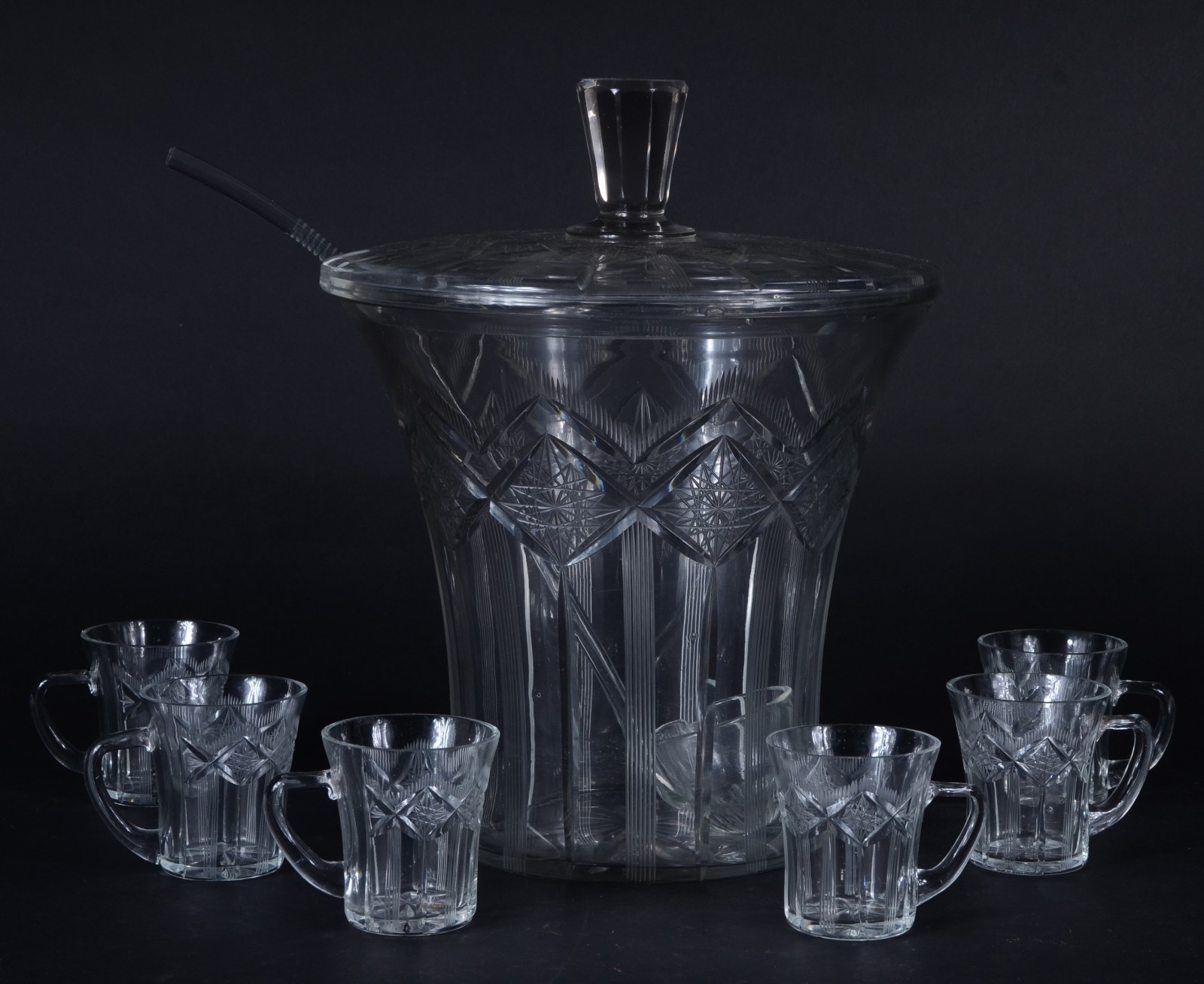 Poncheira com seis taças de cristal lapidado. Borda e tampa com... - foto 1 de 7