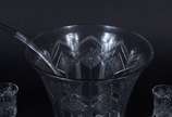 Poncheira com seis taças de cristal lapidado. B... - Poncheira com seis taças de cristal lapidado. Borda e tampa com lascados.