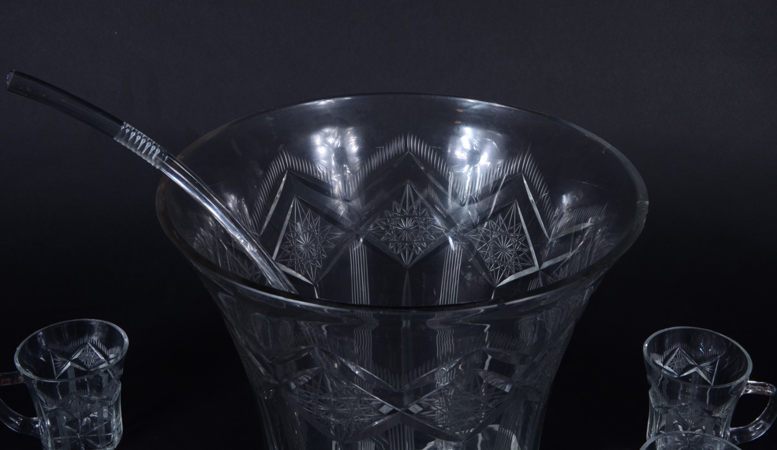 Poncheira com seis taças de cristal lapidado. Borda e tampa com... - foto 2 de 7