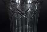 Poncheira com seis taças de cristal lapidado. B... - Poncheira com seis taças de cristal lapidado. Borda e tampa com lascados.