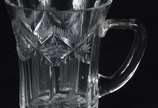 Poncheira com seis taças de cristal lapidado. B... - Poncheira com seis taças de cristal lapidado. Borda e tampa com lascados.