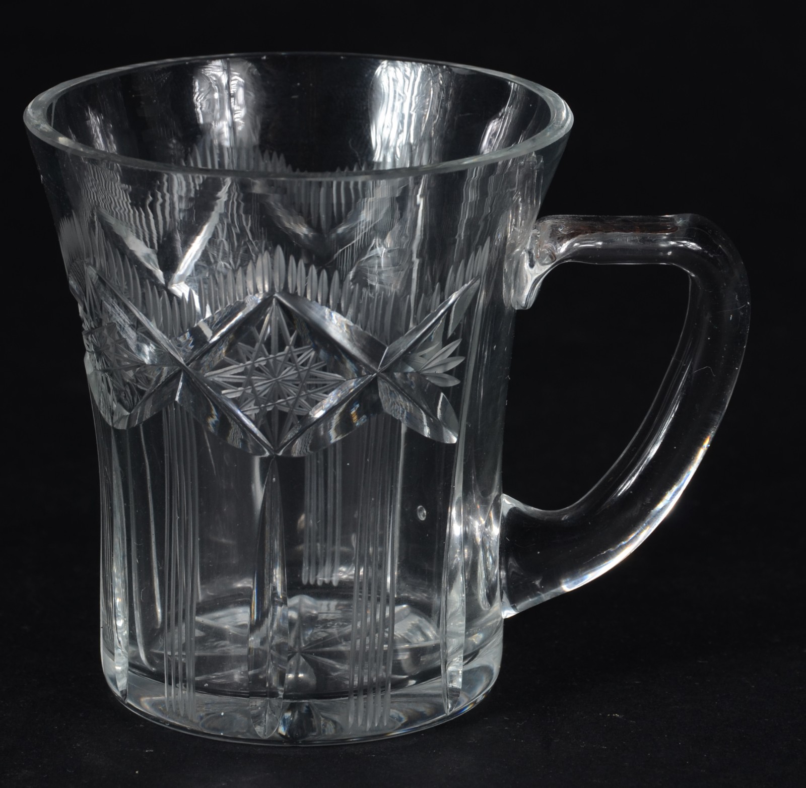 Poncheira com seis taças de cristal lapidado. Borda e tampa com... - foto 5 de 7