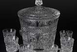 Poncheira de cristal lapidado com oito taças. (... - Poncheira de cristal lapidado com oito taças. (uma taça e tampa com lascado).