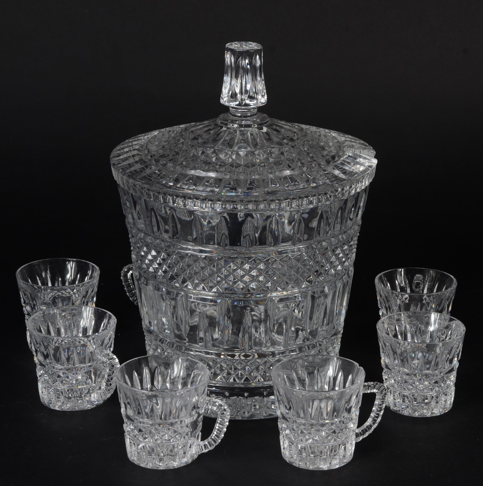 Poncheira de cristal lapidado com oito taças. (uma taça e tampa com... - foto 1 de 5