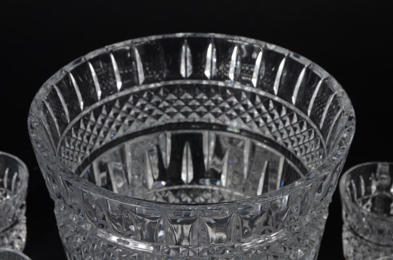 Poncheira de cristal lapidado com oito taças. (uma taça e tampa com... - foto 2 de 5