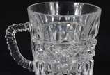 Poncheira de cristal lapidado com oito taças. (... - Poncheira de cristal lapidado com oito taças. (uma taça e tampa com lascado).