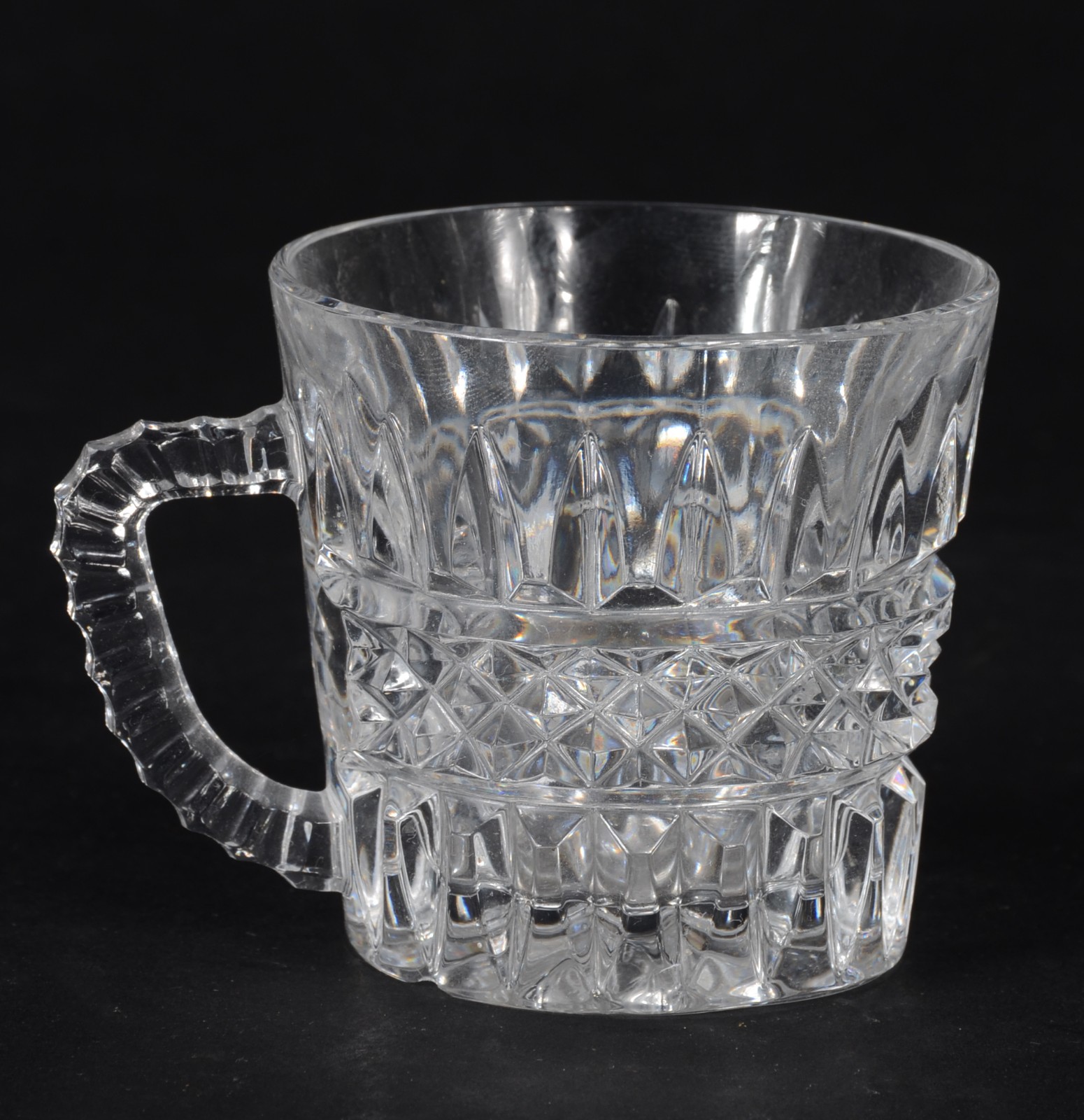 Poncheira de cristal lapidado com oito taças. (uma taça e tampa com... - foto 3 de 5