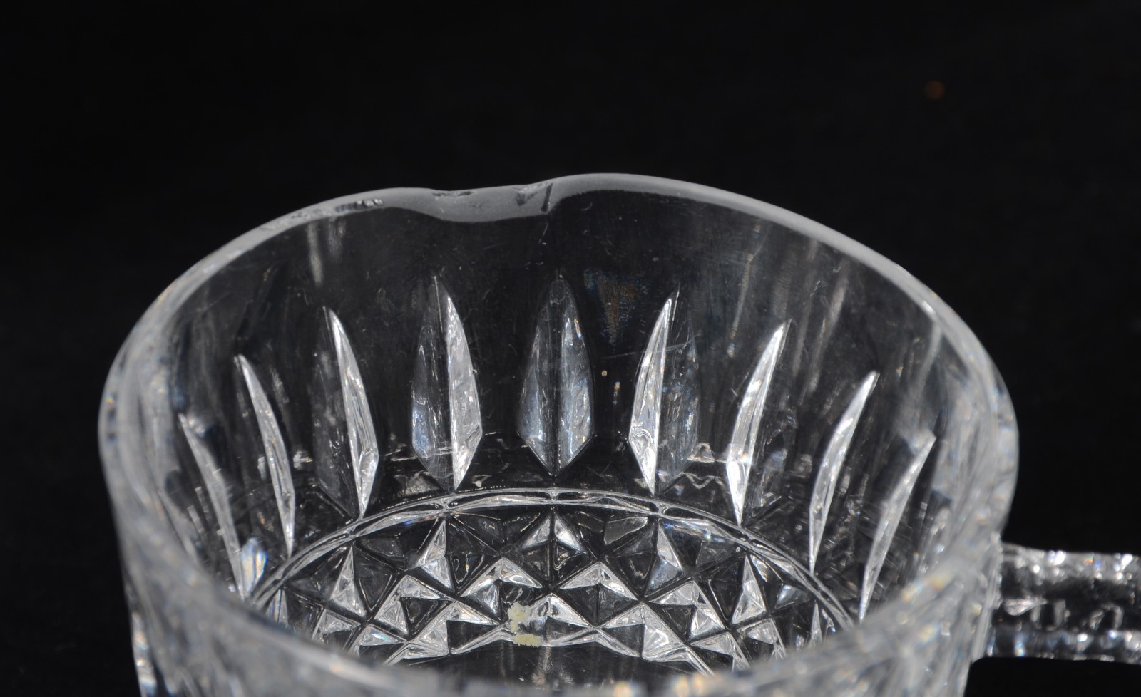 Poncheira de cristal lapidado com oito taças. (uma taça e tampa com... - foto 4 de 5
