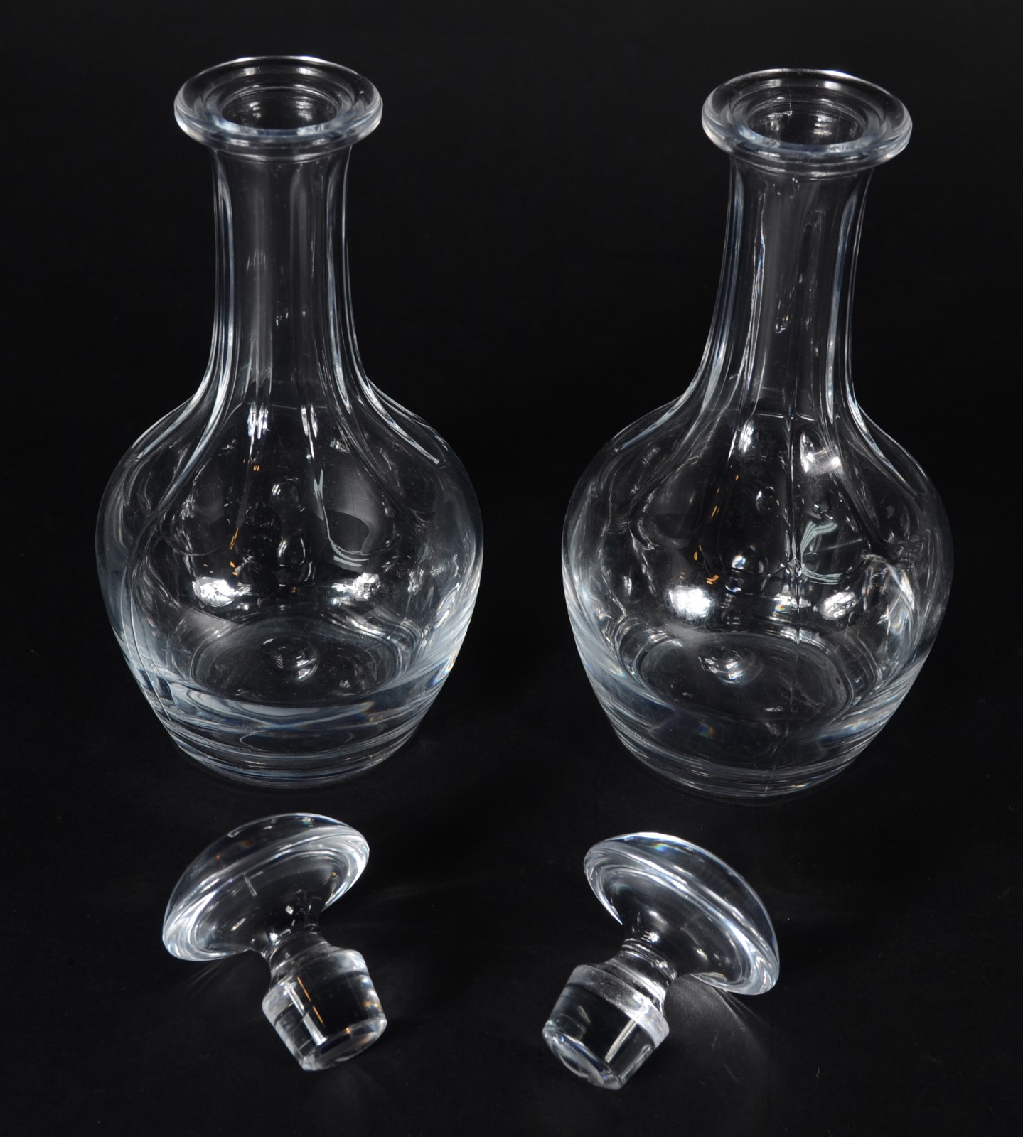 Par de garrafas lisas de cristal, bocais facetados. - foto 2 de 5