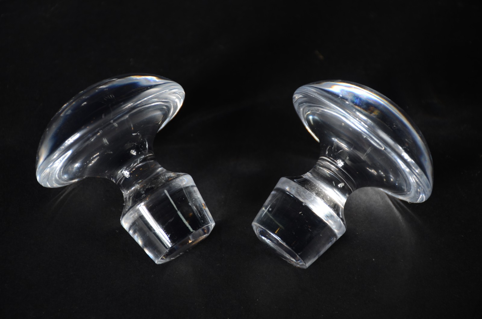 Par de garrafas lisas de cristal, bocais facetados. - foto 4 de 5