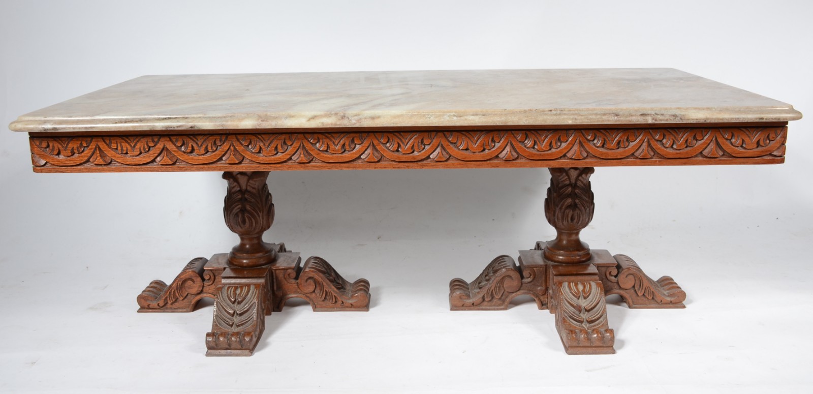 Mesa de centro de cerejeira com detalhes entalhados e tampo de... - foto 1 de 5